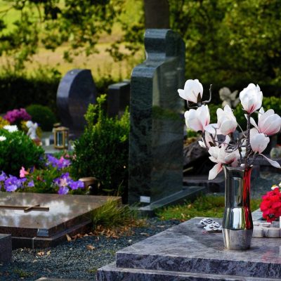 Pierre tombale : les meilleurs conseils pour un achat respectueux et adapté