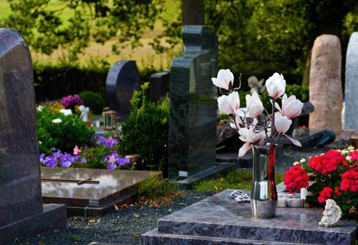 Pierre tombale : les meilleurs conseils pour un achat respectueux et adapté