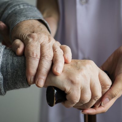 Accompagnement médical en maison de retraite : organisation et équipes