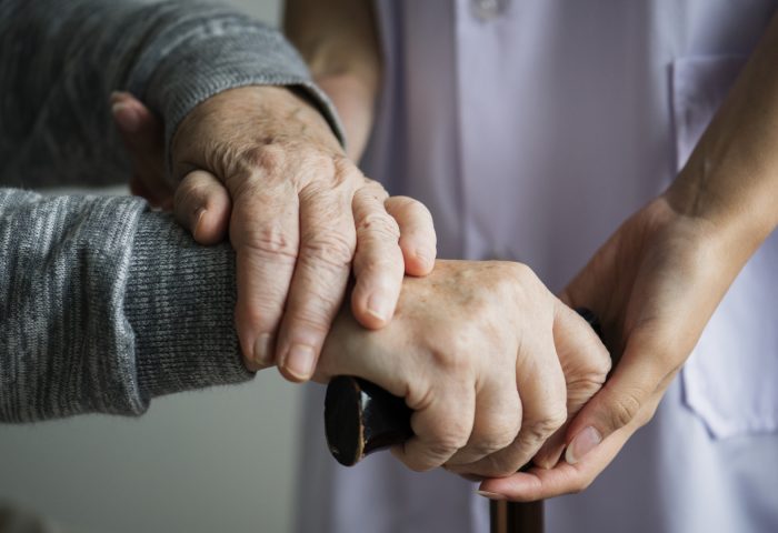 Accompagnement médical en maison de retraite : organisation et équipes
