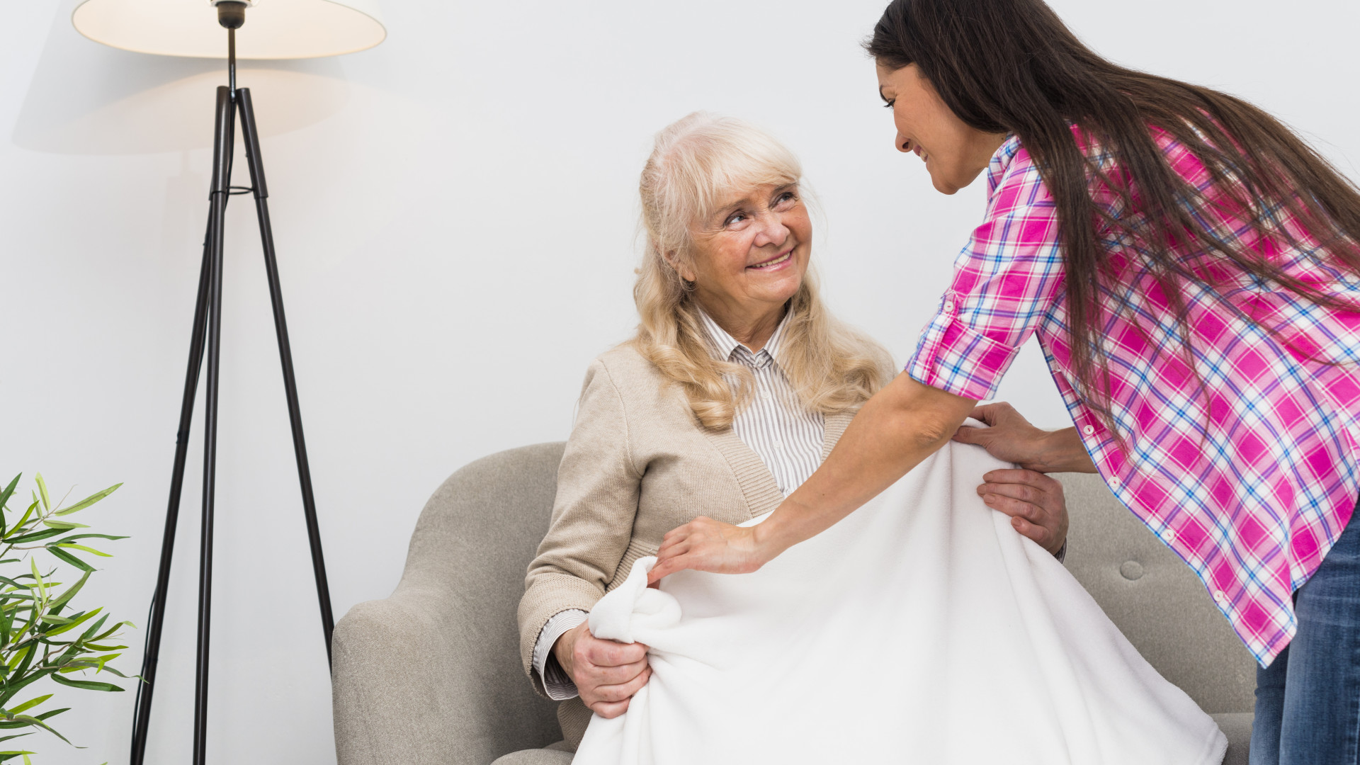 Accompagner les seniors à domicile : solutions et avantages concrets