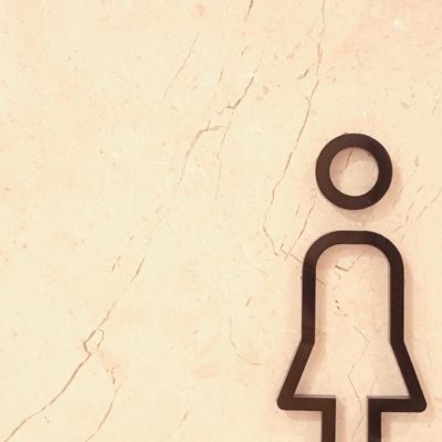 Égalité et hygiène : pourquoi généraliser les distributeurs de serviettes hygiéniques dans les lieux publics ?